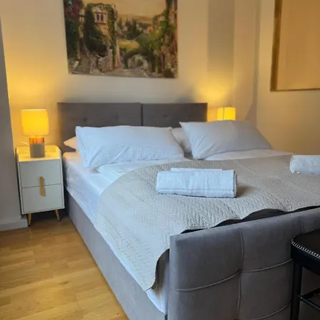 Apartment Prime Old Town Location With 3 Bedrooms For 1-7 Guests