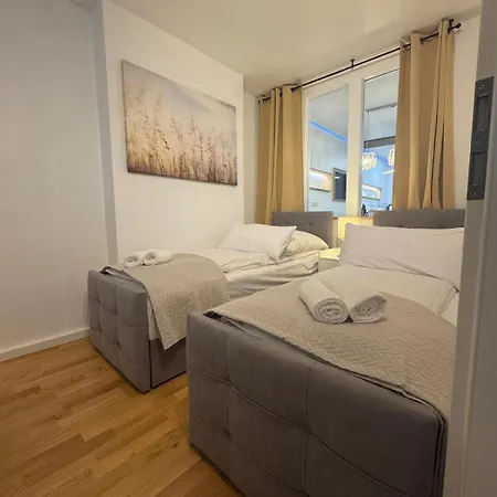 Apartment Prime Old Town Location With 3 Bedrooms For 1-7 Guests *